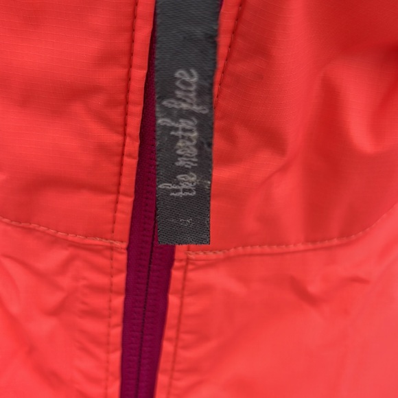 The north face windbreaker with stow pockets in excellent condition - Picture 3 of 16